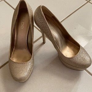 Like NEW Aldo platform pumps gold glitter